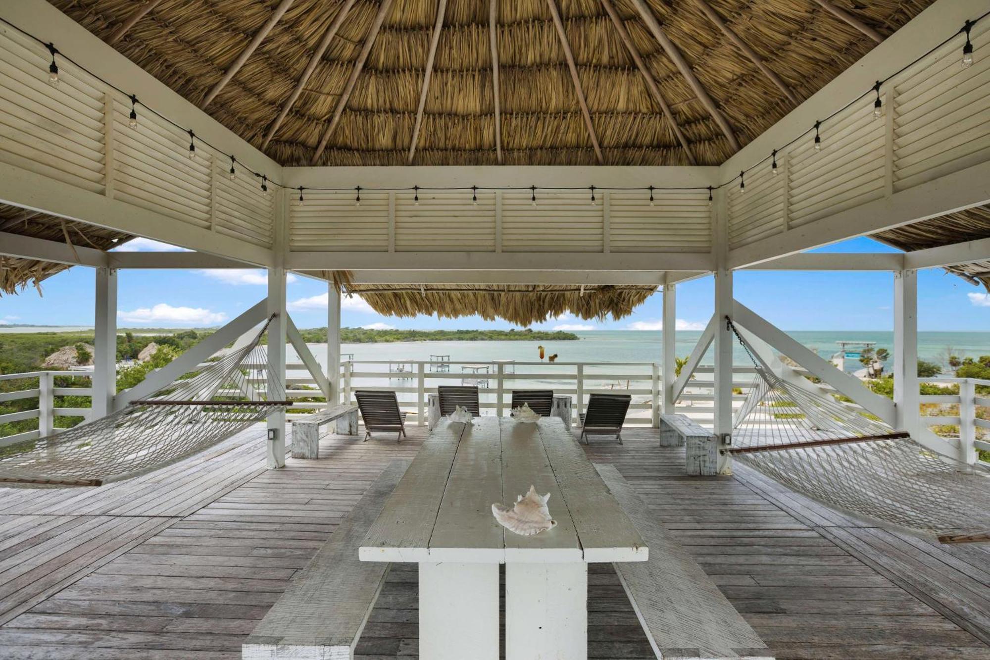 Mahogany Bay Resort And Beach Club, Curio Collection Сан-Педро Екстер'єр фото
